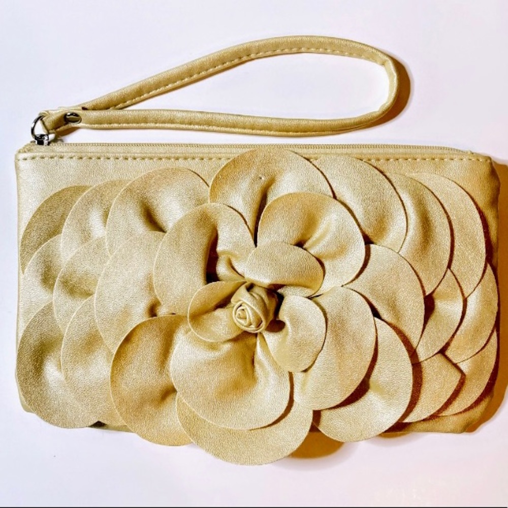 NWOT ICING 3D FLOWER WRISTLET
